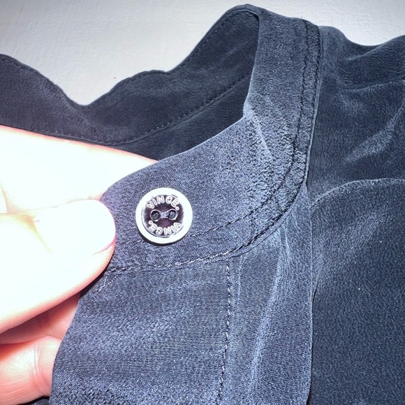 Vince women's minimalist classic blouse buttoned split v neck, navy size S - Picture 6 of 6